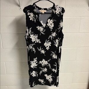 Michael Kors Black and White V-Neck Sleeveless Dress